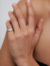 Load image into Gallery viewer, dd0926d1-a359-42da-8b24-cbf5c349103b:1:model:women
