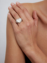 Load image into Gallery viewer, 2ee9f681-f996-4a4b-9ec6-7a0f2cb4cf5d:1:model:women
