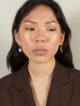 Load image into Gallery viewer, e21d5a2f-74b4-4175-af35-dabf2971ca38:1:model:women

