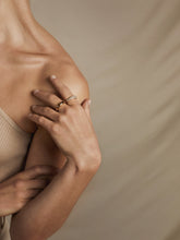 Load image into Gallery viewer, 62a615e2-6a03-4f01-9044-720f38d08c9b:4:model:women
