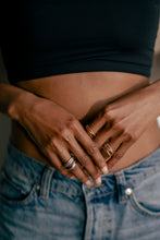 Load image into Gallery viewer, 112011c7-6662-4ac4-a73a-e4236659393a:3:model:women
