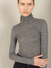 Load image into Gallery viewer, 7547b18e-17a2-47c3-88d8-51da829c69cb:3:model:women
