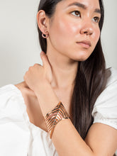 Load image into Gallery viewer, Snaketric disc earrings
